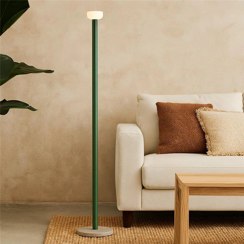 Flos Bellhop Floor Lampada a pavimento verde accesa in ambiente, design e diffusione della luce