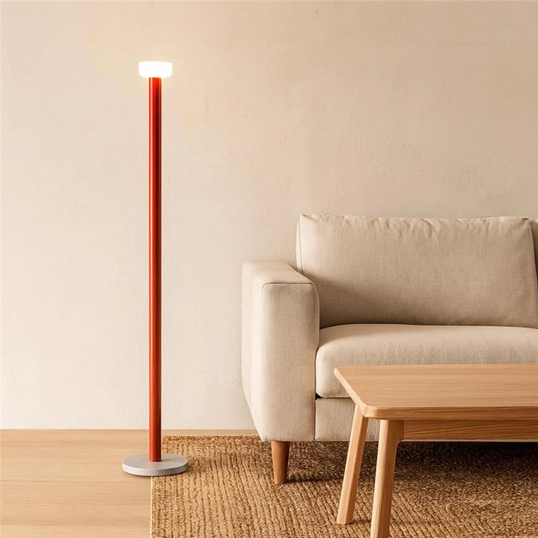 Flos Bellhop Floor Lampada a pavimento rosso mattone in alluminio accesa in ambiente, design e diffusione della luce