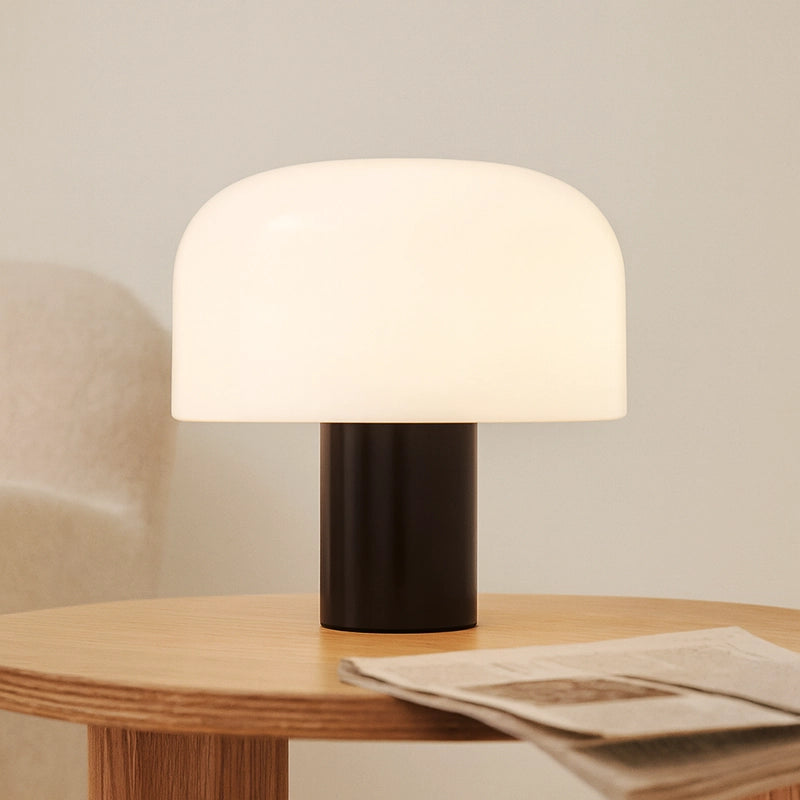 Flos Bellhop Glass T Lampada da tavolo cioko in vetro accesa in ambiente, design e diffusione della luce