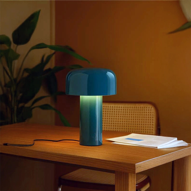 Flos Bellhop lampada da tavolo ricaricabile Grey Blu in naturale accesa in ambiente, design e diffusione della luce
