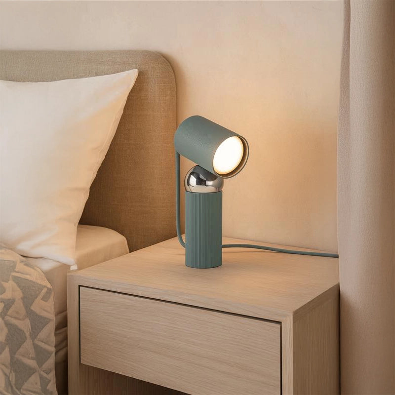 Flos Bilboquet lampada da tavolo direzionabile sage Verde in naturale accesa in ambiente, design e diffusione della luce
