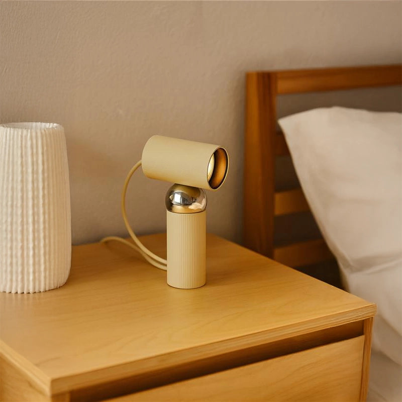 Flos Bilboquet linen lampada da tavolo direzionabile a bulbo Beige in naturale accesa in ambiente, design e diffusione...