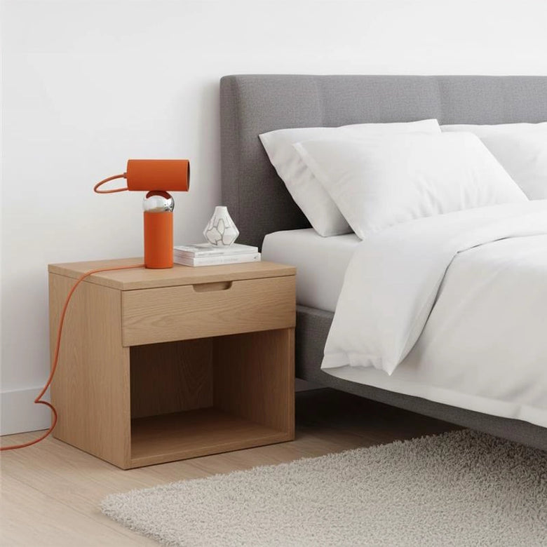 Flos Bilboquet tomato lampada da tavolo direzionabile a Rosso in naturale accesa in ambiente, design e diffusione della luce