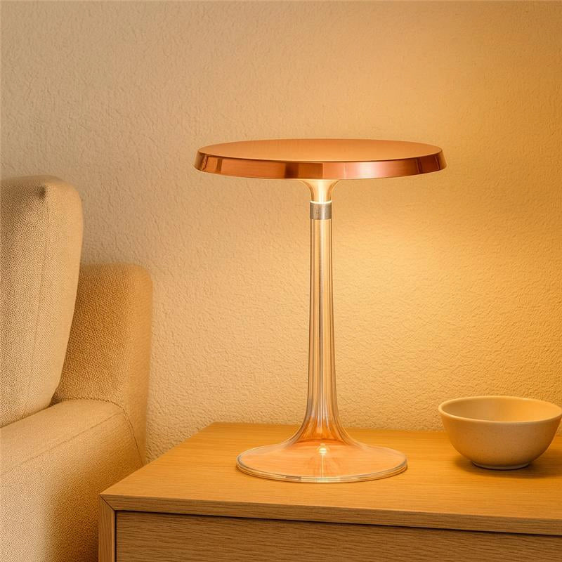 Flos Bon Jour Lampada Da Tavolo rame Senza corona accesa in ambiente, design e diffusione della luce