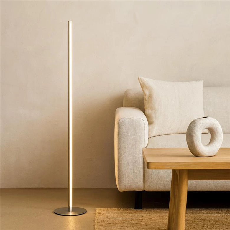 Flos Coordinates Floor Lampada a pavimento argento in alluminio accesa in ambiente, design e diffusione della luce