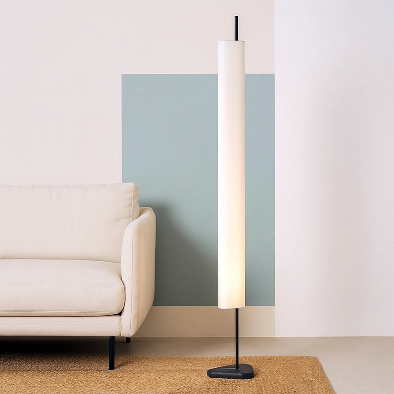 Flos Emi Floor Lampada a terra touch dimming in alluminio accesa in ambiente, design e diffusione della luce