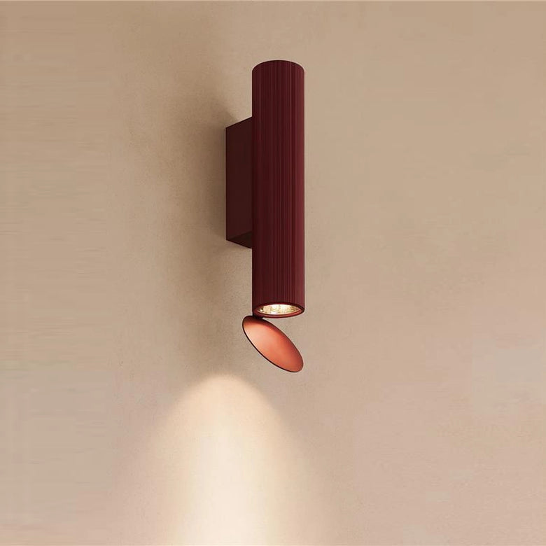 Flos Flauta H225 Riga Lampada indoor a Parete Ruby Red Ruby Red Anodized in alluminio accesa in ambiente, design e...