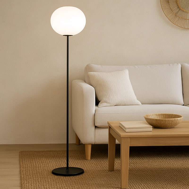 Flos Glo-ball Floor 1 Lampada a pavimento nero opaco accesa in ambiente, design e diffusione della luce