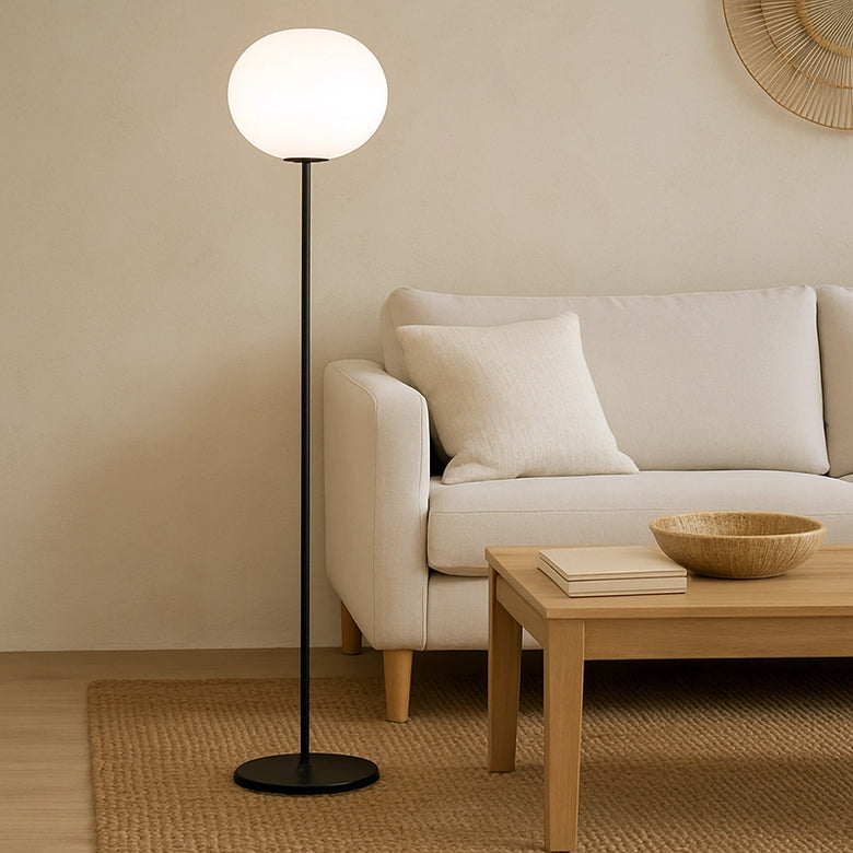 Flos Glo-ball Floor 1 Lampada a pavimento nero opaco accesa in ambiente, design e diffusione della luce