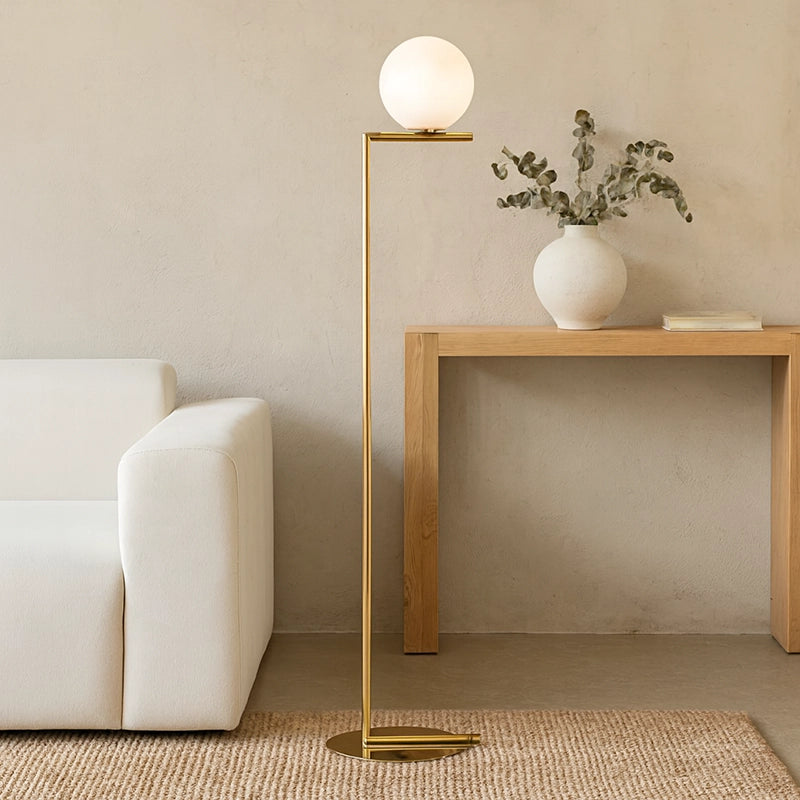 Flos IC F1 10 Anniversary Lampada a terra Oro con dimmer Oro 24k accesa in ambiente, design e diffusione della luce