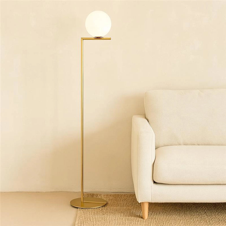 Flos IC Lights Floor 2 Lampada a pavimento 185 cm Ottone accesa in ambiente, design e diffusione della luce