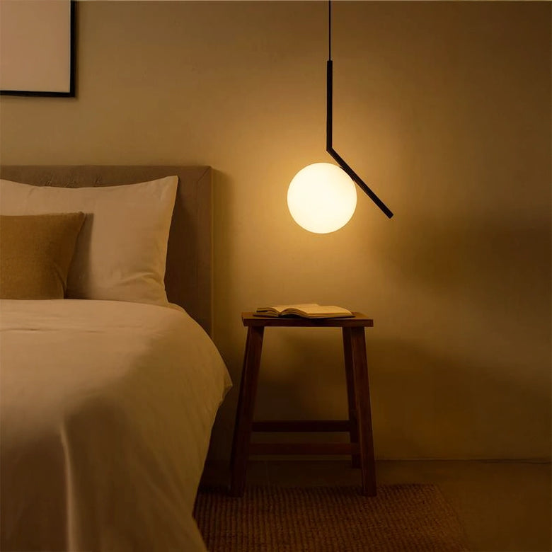 Flos IC Lights Suspension 2 Lampada A Sospensione Nero in ottone accesa in ambiente, design e diffusione della luce