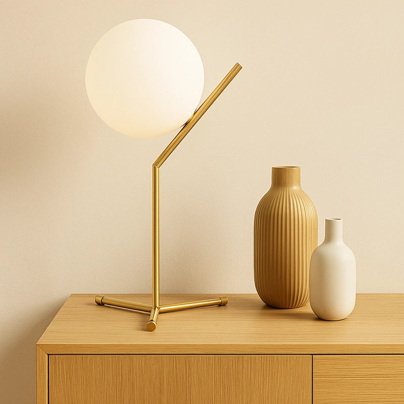 Flos IC Lights Table 1 High Lampada da tavolo in Ottone accesa in ambiente, design e diffusione della luce