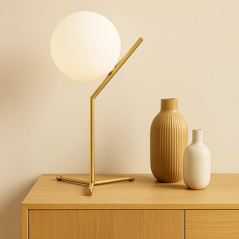 Flos IC Lights Table 1 High Lampada da tavolo in Ottone accesa in ambiente, design e diffusione della luce