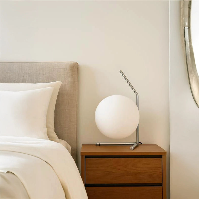 Flos IC Lights Table 1 Low Lampada da tavolo cromo in cromato accesa in ambiente, design e diffusione della luce
