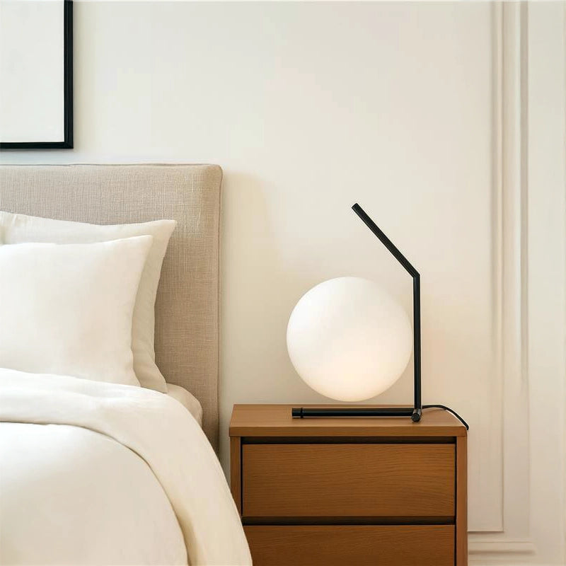 Flos IC Lights Table 1 Low Lampada da tavolo nero in ottone accesa in ambiente, design e diffusione della luce