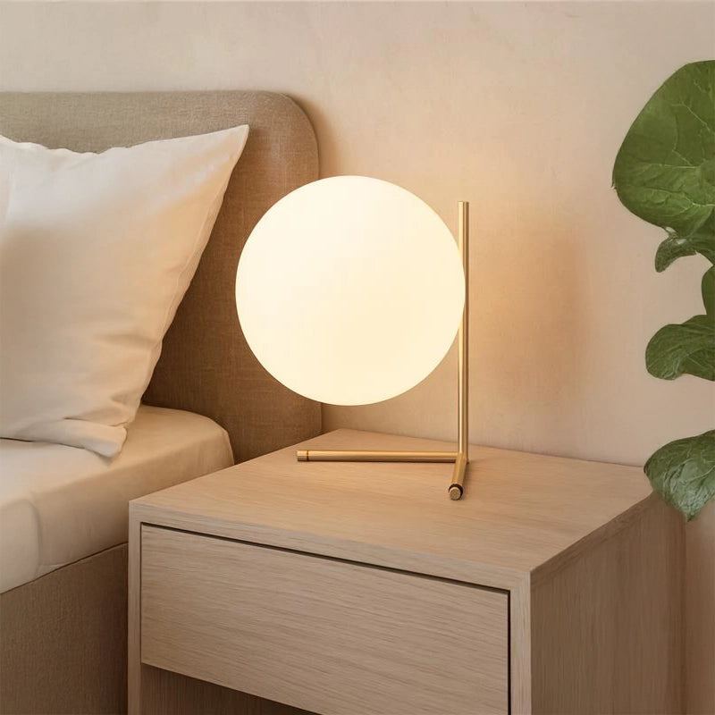 Flos IC Lights Table 2 Lampada da tavolo 30 cm ottone accesa in ambiente, design e diffusione della luce