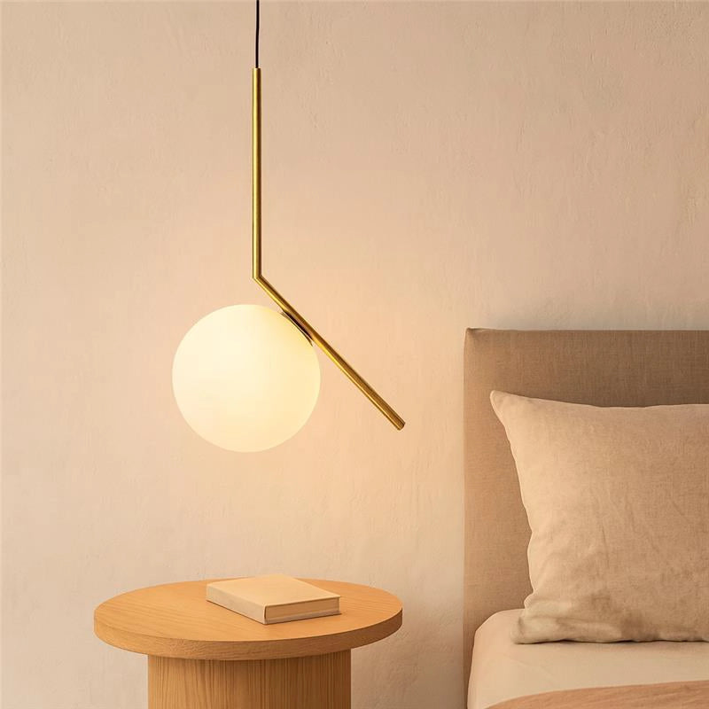 Flos IC S2 10 Anniversary Lampada sospesa telaio placcato accesa in ambiente, design e diffusione della luce