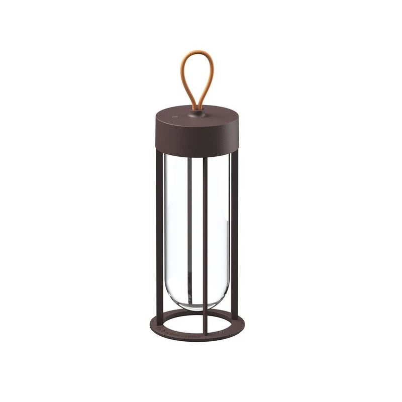 Flos In Vitro Unplugged Lampada Deep Brown da esterno in alluminio accesa in ambiente, design e diffusione della luce