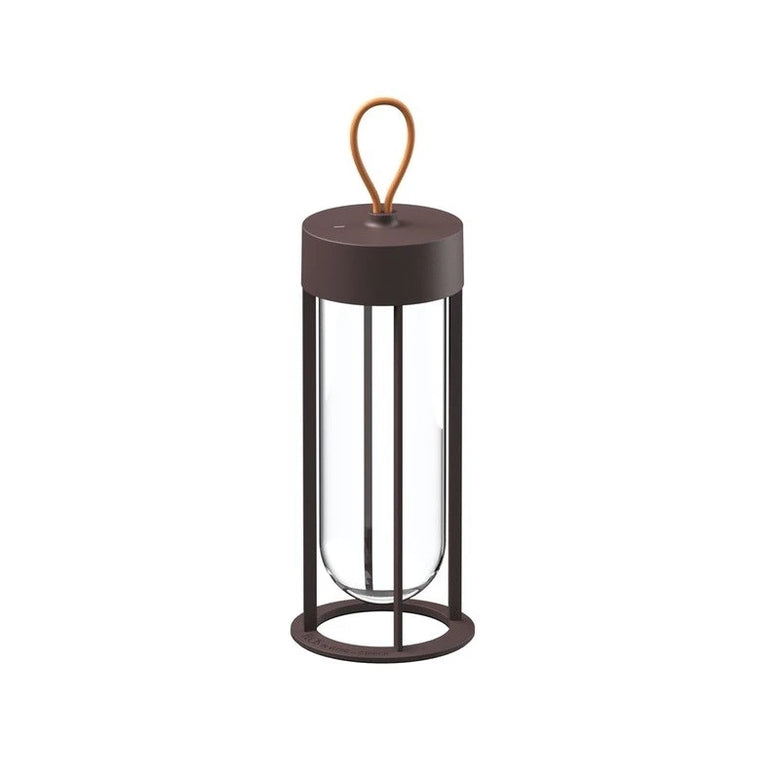 Flos In Vitro Unplugged Lampada Deep Brown da esterno in alluminio accesa in ambiente, design e diffusione della luce