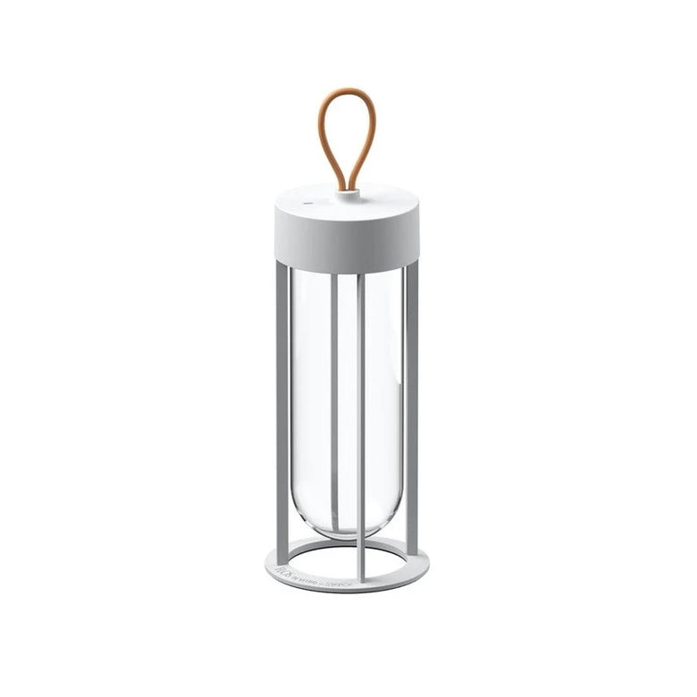 Flos In Vitro Unplugged Lampada ricaricabile da esterno in alluminio accesa in ambiente, design e diffusione della luce
