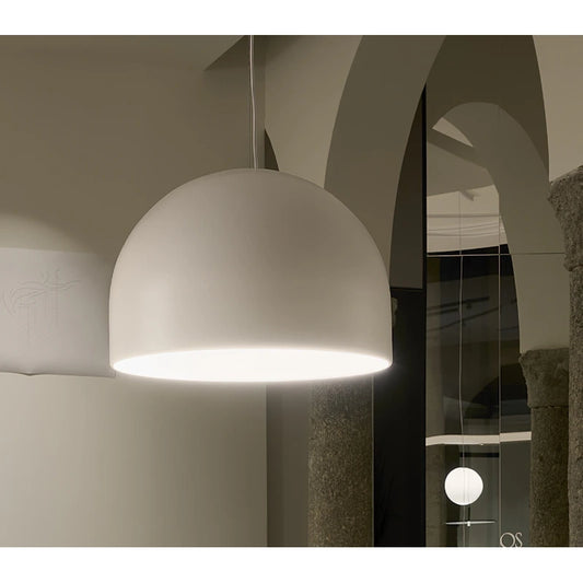 Flos My dome lampada 50 cm a sospensione bianco opaco accesa in ambiente, design e diffusione della luce