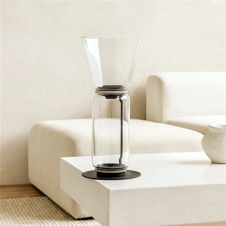 Flos Noctambule Floor 1 Lampada a pavimento nero High accesa in ambiente, design e diffusione della luce