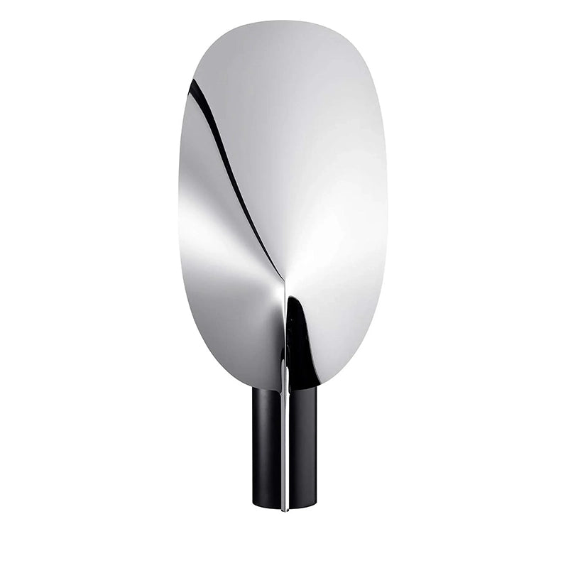Flos Serena Lampada da tavolo alluminio con luce regolabile in naturale accesa in ambiente, design e diffusione della luce