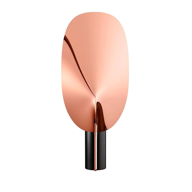 Flos Serena Lampada da tavolo rame con luce regolabile in alluminio accesa in ambiente, design e diffusione della luce