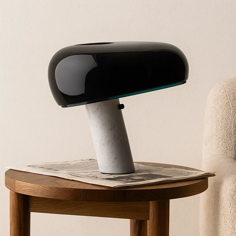 Flos Snoopy Lampada scrivania nero con Base In Marmo in naturale accesa in ambiente, design e diffusione della luce