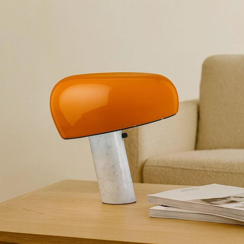 Flos Snoopy Lampada scrivania arancio con Base In Marmo in marmo naturale accesa in ambiente, design e diffusione della luce