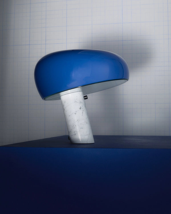 Flos Snoopy Lampada Da Tavolo blu con Base In Marmo Di Carrara F6380014