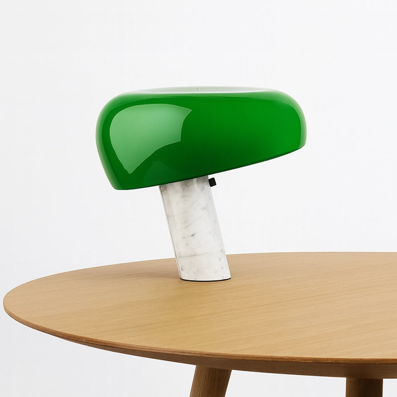 Flos Snoopy Lampada scrivania verde con Base In Marmo accesa in ambiente, design e diffusione della luce
