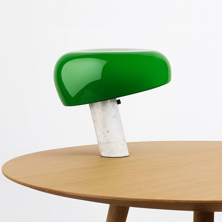 Flos Snoopy Lampada scrivania verde con Base In Marmo accesa in ambiente, design e diffusione della luce