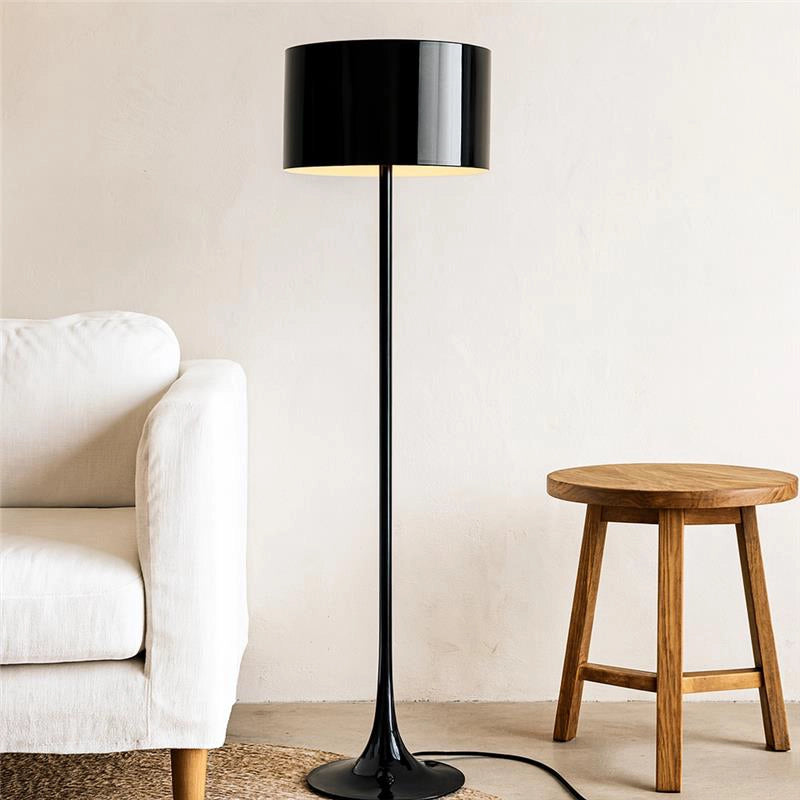 Flos Spun Light Floor Lampada a pavimento Nero lucido accesa in ambiente, design e diffusione della luce