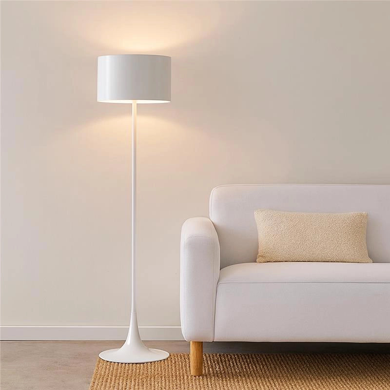 Flos Spun Light Floor Lampada a pavimento Bianco lucido accesa in ambiente, design e diffusione della luce