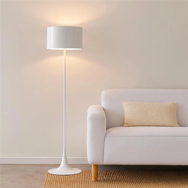 Flos Spun Light Floor Lampada a pavimento Bianco lucido accesa in ambiente, design e diffusione della luce