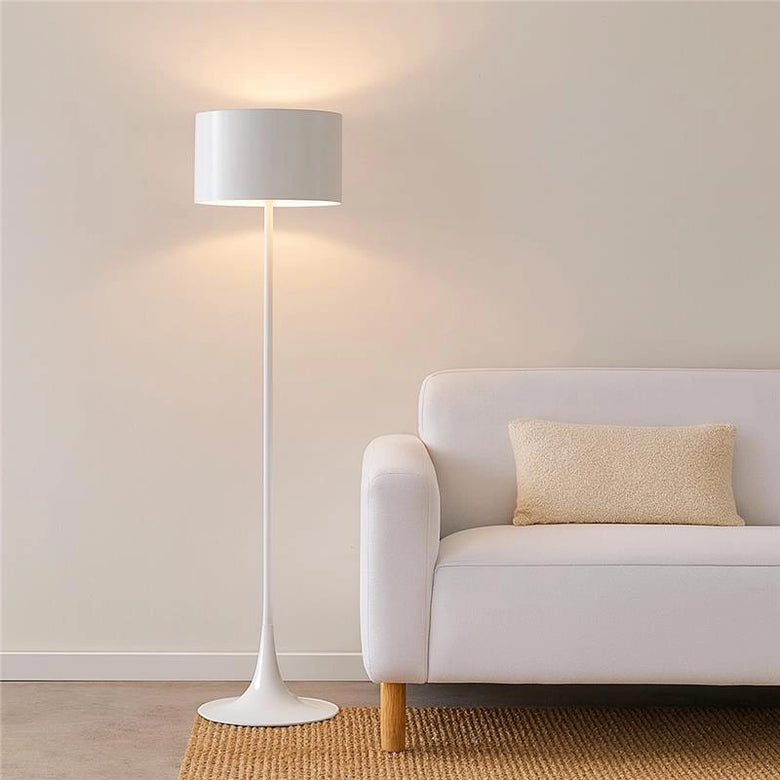 Flos Spun Light Floor Lampada a pavimento Bianco lucido accesa in ambiente, design e diffusione della luce
