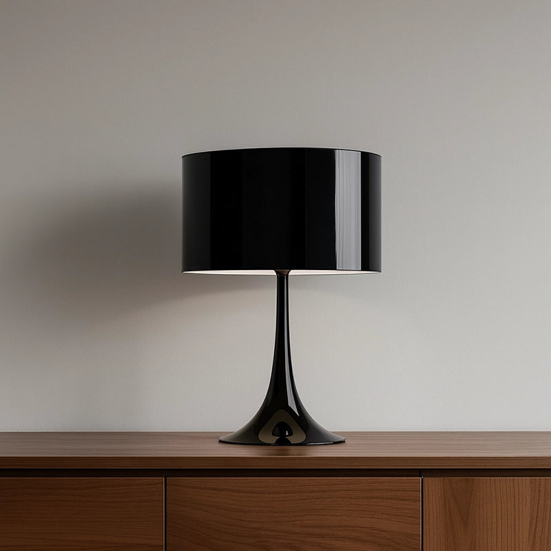 Flos Spun Light Table 1 Lampada da tavolo Nero lucido accesa in ambiente, design e diffusione della luce