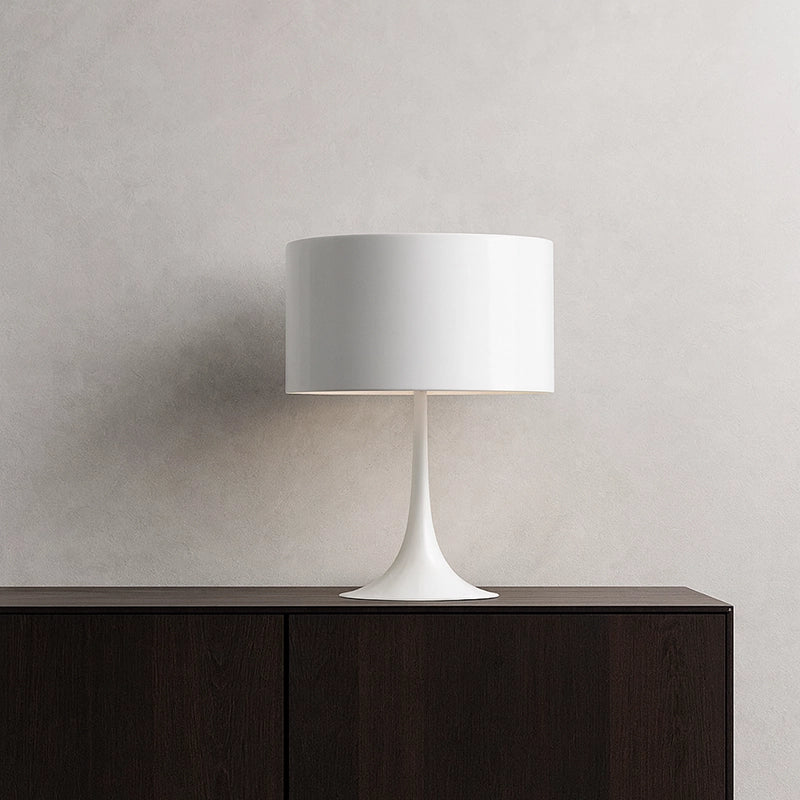 Flos Spun Light Table 2 Lampada da tavolo Bianco lucido accesa in ambiente, design e diffusione della luce