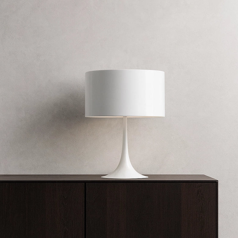 Flos Spun Light Table 2 Lampada da tavolo Bianco lucido accesa in ambiente, design e diffusione della luce