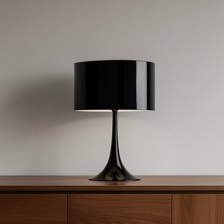 Flos Spun Light Table 2 Lampada da tavolo Nero lucido accesa in ambiente, design e diffusione della luce