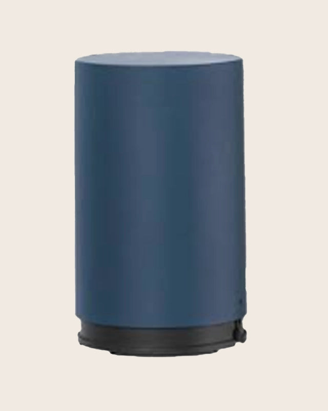 Flos String Light Floor Switch accessorio Blu accesa in ambiente, design e diffusione della luce