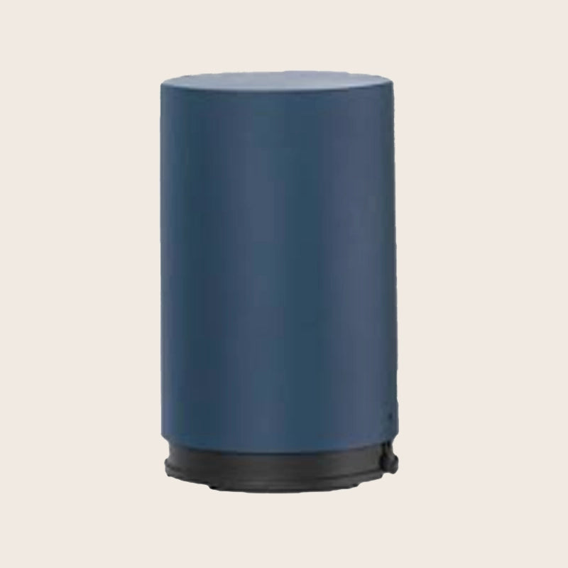 Flos String Light Floor Switch accessorio Blu accesa in ambiente, design e diffusione della luce