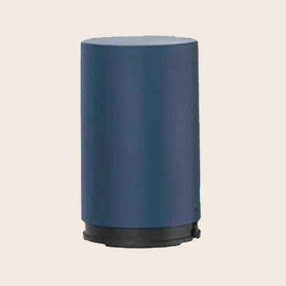 Flos String Light Floor Switch accessorio Blu accesa in ambiente, design e diffusione della luce