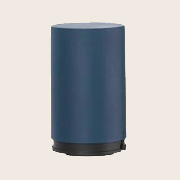 Flos String Light Floor Switch accessorio Blu accesa in ambiente, design e diffusione della luce