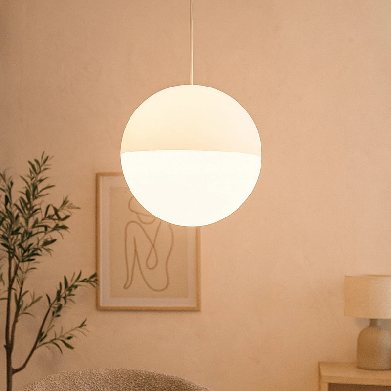 Flos String Light Testa A Sfera Lampada sospesa Bianco accesa in ambiente, design e diffusione della luce