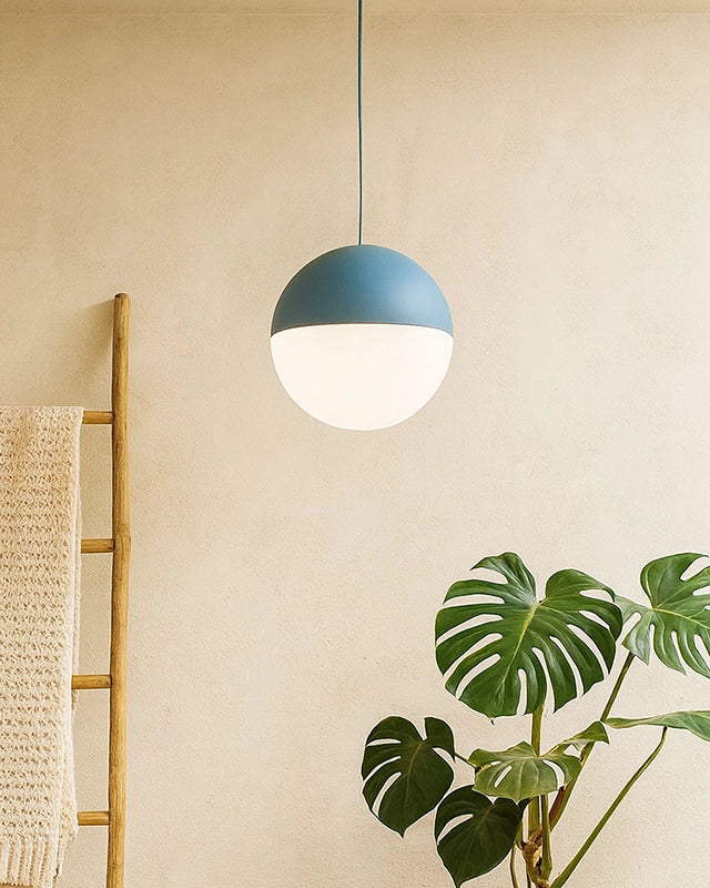 Flos String Light Testa A Sfera lampada sospesa 19 cm blu in alluminio pressofuso e opaco accesa in ambiente, design e...