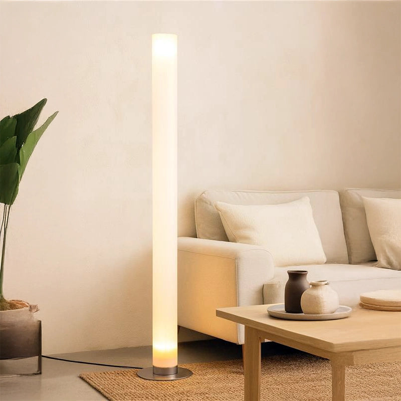 Flos Stylos Lampada da pavimento argento PMMA accesa in ambiente, design e diffusione della luce