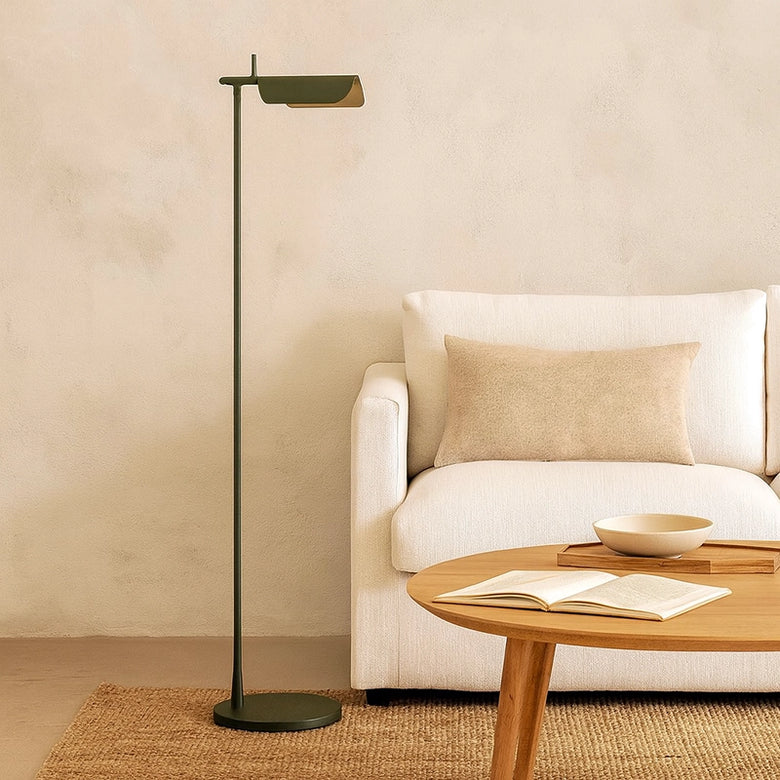 Flos Tab F Lampada da pavimento 110 cm orientabile verde Dark Green accesa in ambiente, design e diffusione della luce